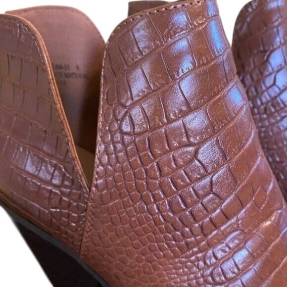 Pointed Toe Crocodile Embossed Brown Ankle Boots With Block Heel & Zipper Closur - Picture 2 of 5